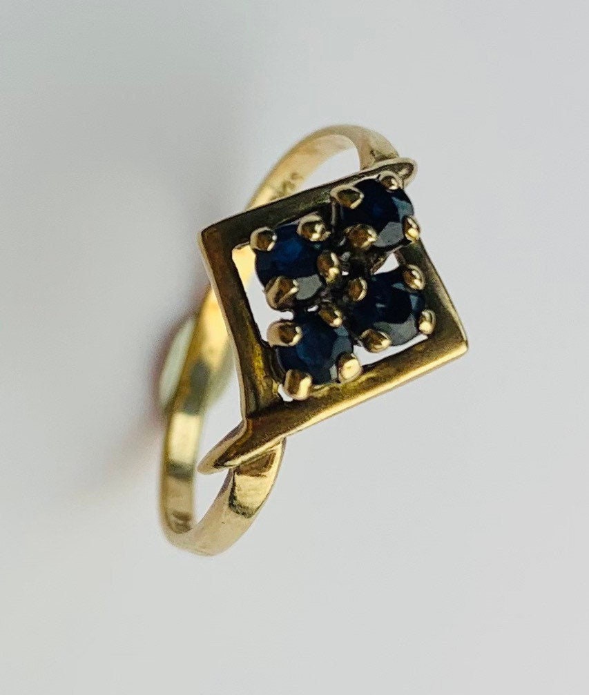 Vintage 0.6ct Sapphire Ring set in 9ct Yellow Gold, Size UK J, US 4 3/4