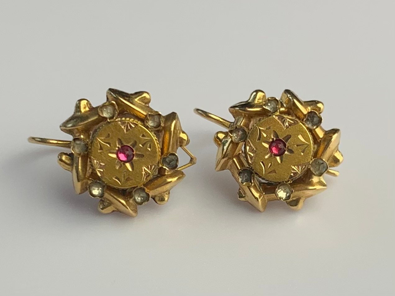 Pendientes colgantes victorianos antiguos de oro amarillo de 18 quilates con rubíes y diamantes de imitación
