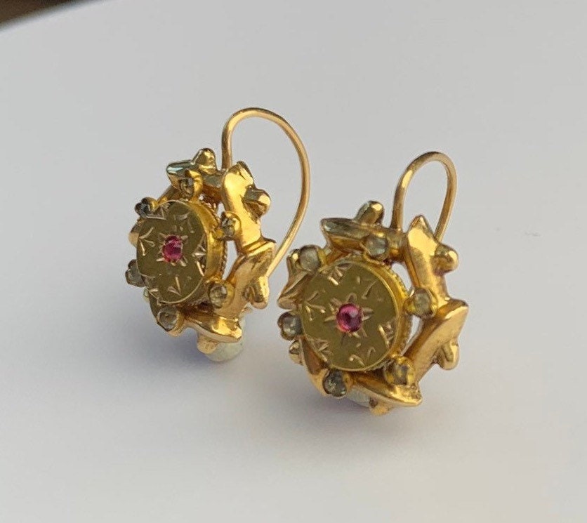 Pendientes colgantes victorianos antiguos de oro amarillo de 18 quilates con rubíes y diamantes de imitación