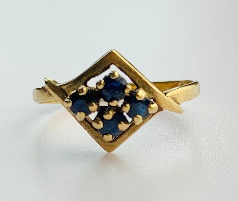 Vintage 0.6ct Sapphire Ring set in 9ct Yellow Gold, Size UK J, US 4 3/4
