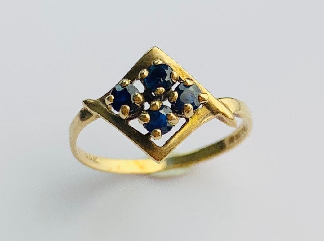 Vintage 0.6ct Sapphire Ring set in 9ct Yellow Gold, Size UK J, US 4 3/4