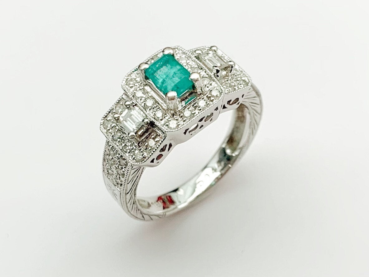 Estilo Art Déco con esmeralda de 0,50 ct y diamante de 0,60 ct engastados en oro blanco de 18 ct. Tamaño del anillo Reino Unido M, EE. UU. 6 1/4