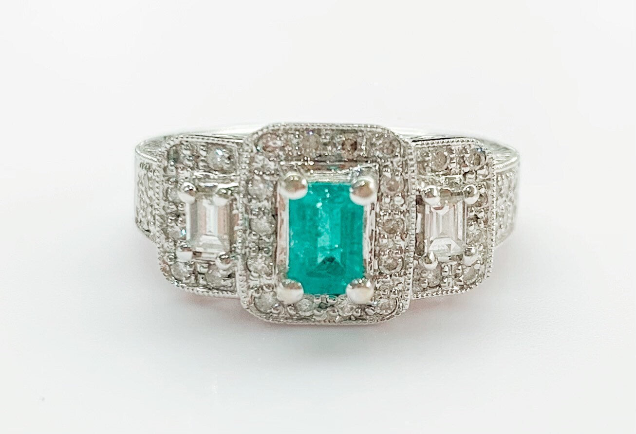 Estilo Art Déco con esmeralda de 0,50 ct y diamante de 0,60 ct engastados en oro blanco de 18 ct. Tamaño del anillo Reino Unido M, EE. UU. 6 1/4