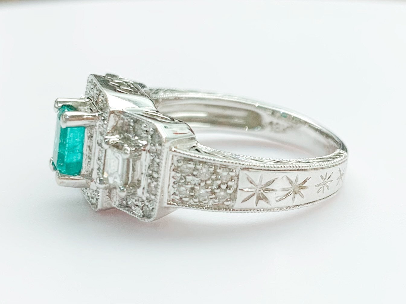 Estilo Art Déco con esmeralda de 0,50 ct y diamante de 0,60 ct engastados en oro blanco de 18 ct. Tamaño del anillo Reino Unido M, EE. UU. 6 1/4