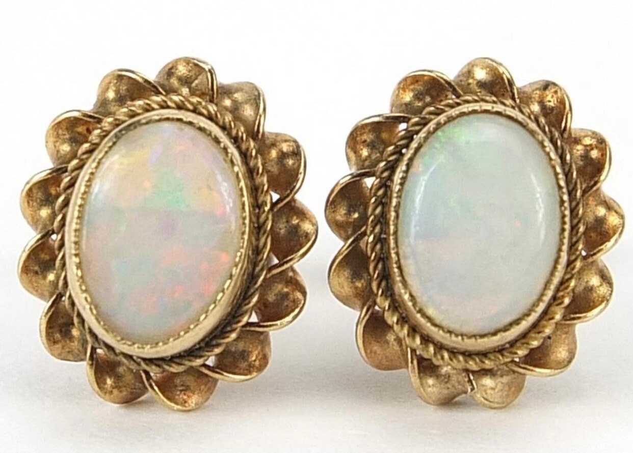 Ópalo ovalado vintage de 1 qt engastado en aretes de oro amarillo de 9 qt