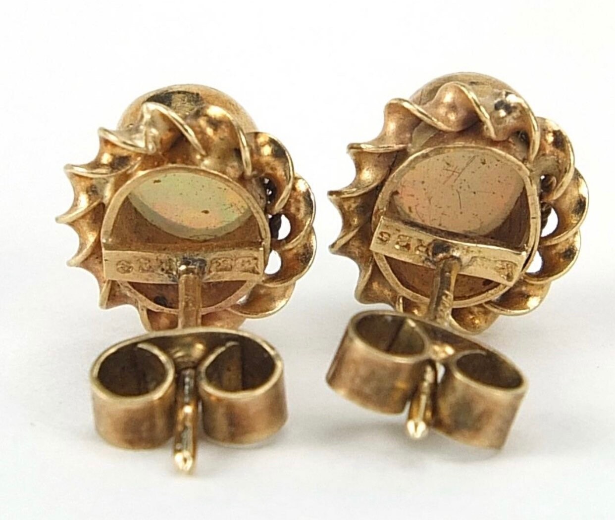 Ópalo ovalado vintage de 1 qt engastado en aretes de oro amarillo de 9 qt