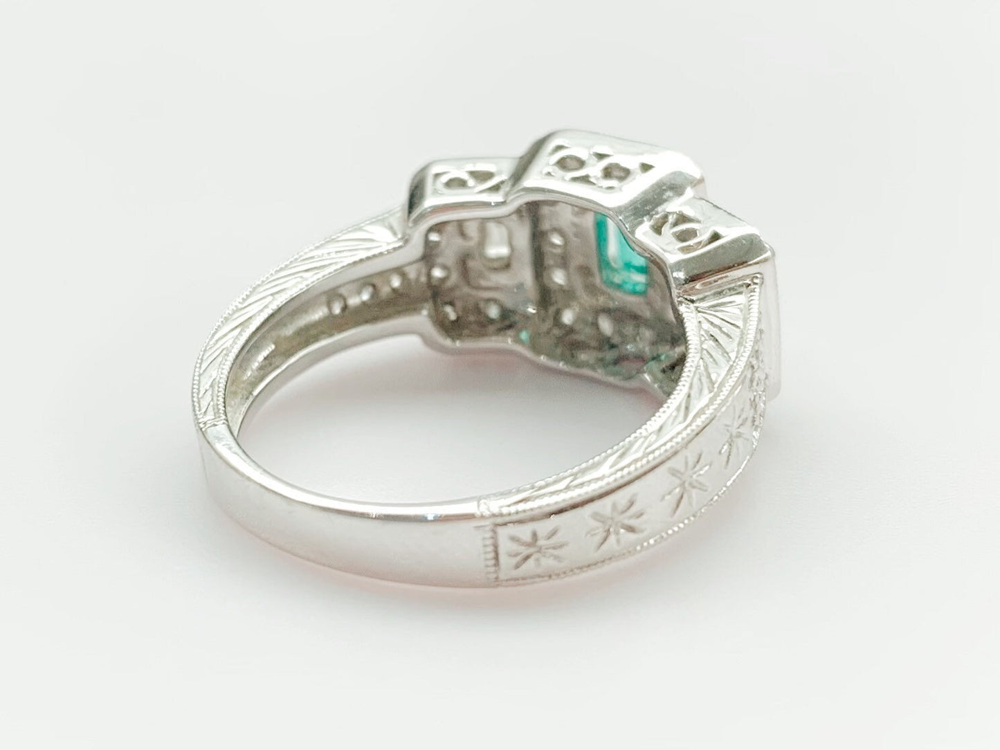 Estilo Art Déco con esmeralda de 0,50 ct y diamante de 0,60 ct engastados en oro blanco de 18 ct. Tamaño del anillo Reino Unido M, EE. UU. 6 1/4