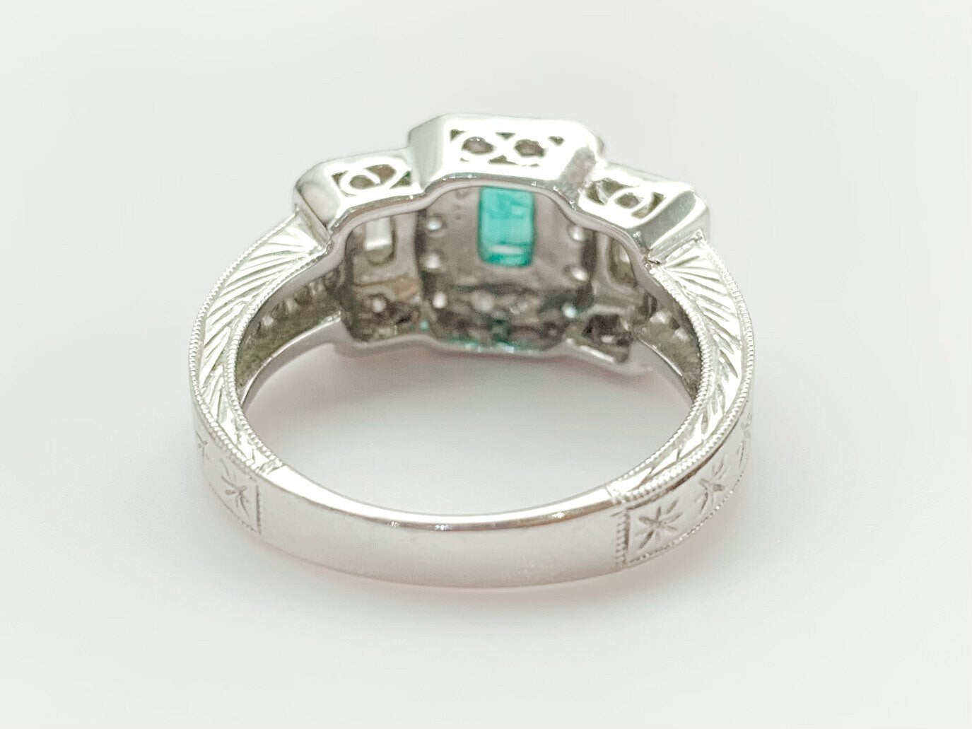 Estilo Art Déco con esmeralda de 0,50 ct y diamante de 0,60 ct engastados en oro blanco de 18 ct. Tamaño del anillo Reino Unido M, EE. UU. 6 1/4