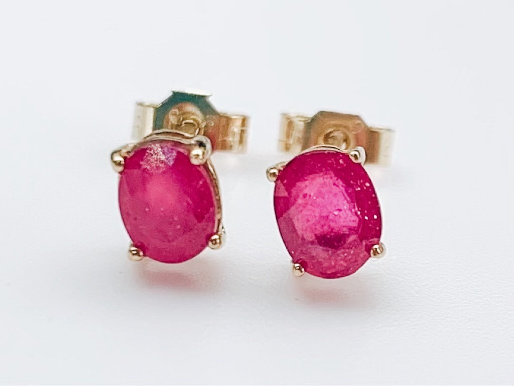 خمر 0.70ct البيضاوي روبي 9ct أقراط الذهب