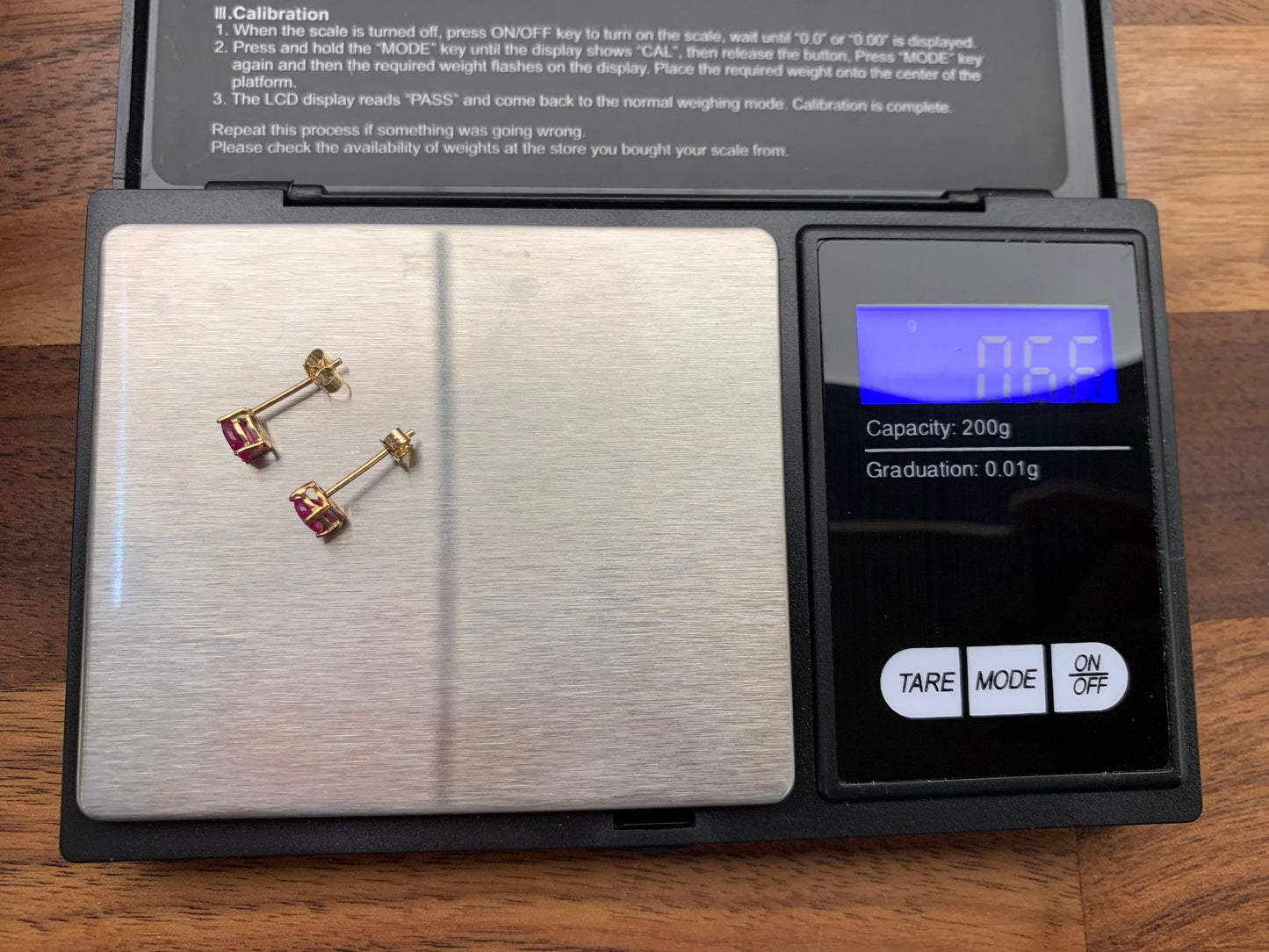 خمر 0.70ct البيضاوي روبي 9ct أقراط الذهب