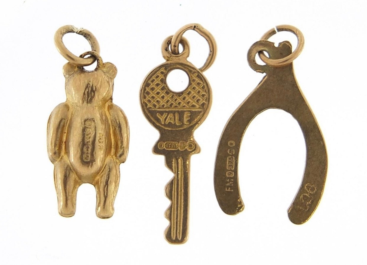 Vintage 9ct oro amarillo encantos de una espoleta, oso de peluche y llave
