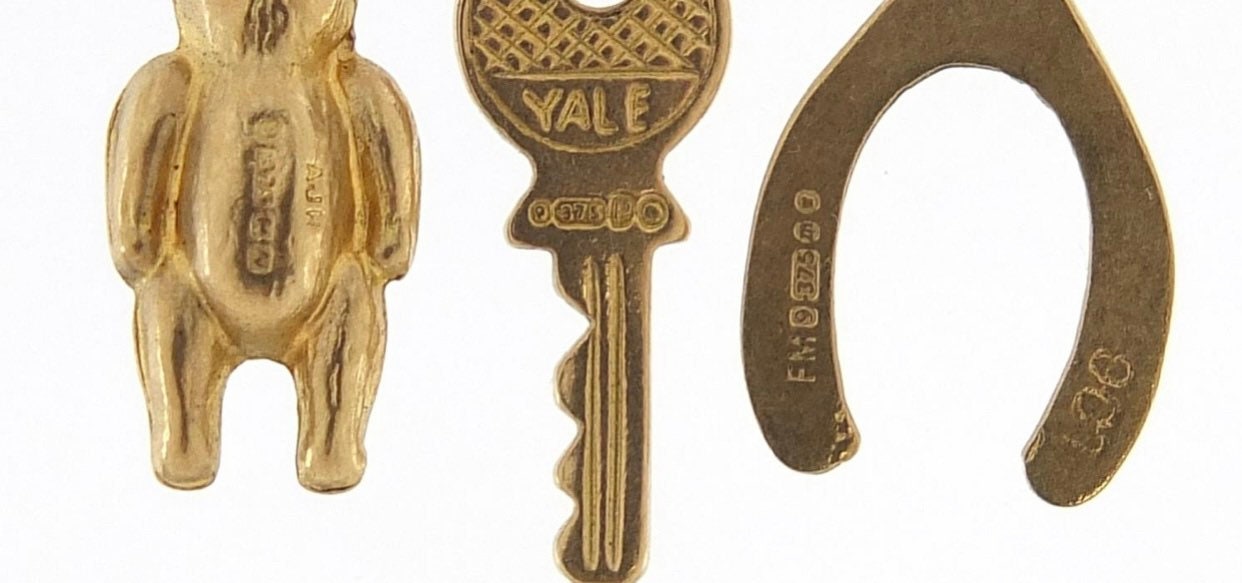 Vintage 9ct oro amarillo encantos de una espoleta, oso de peluche y llave