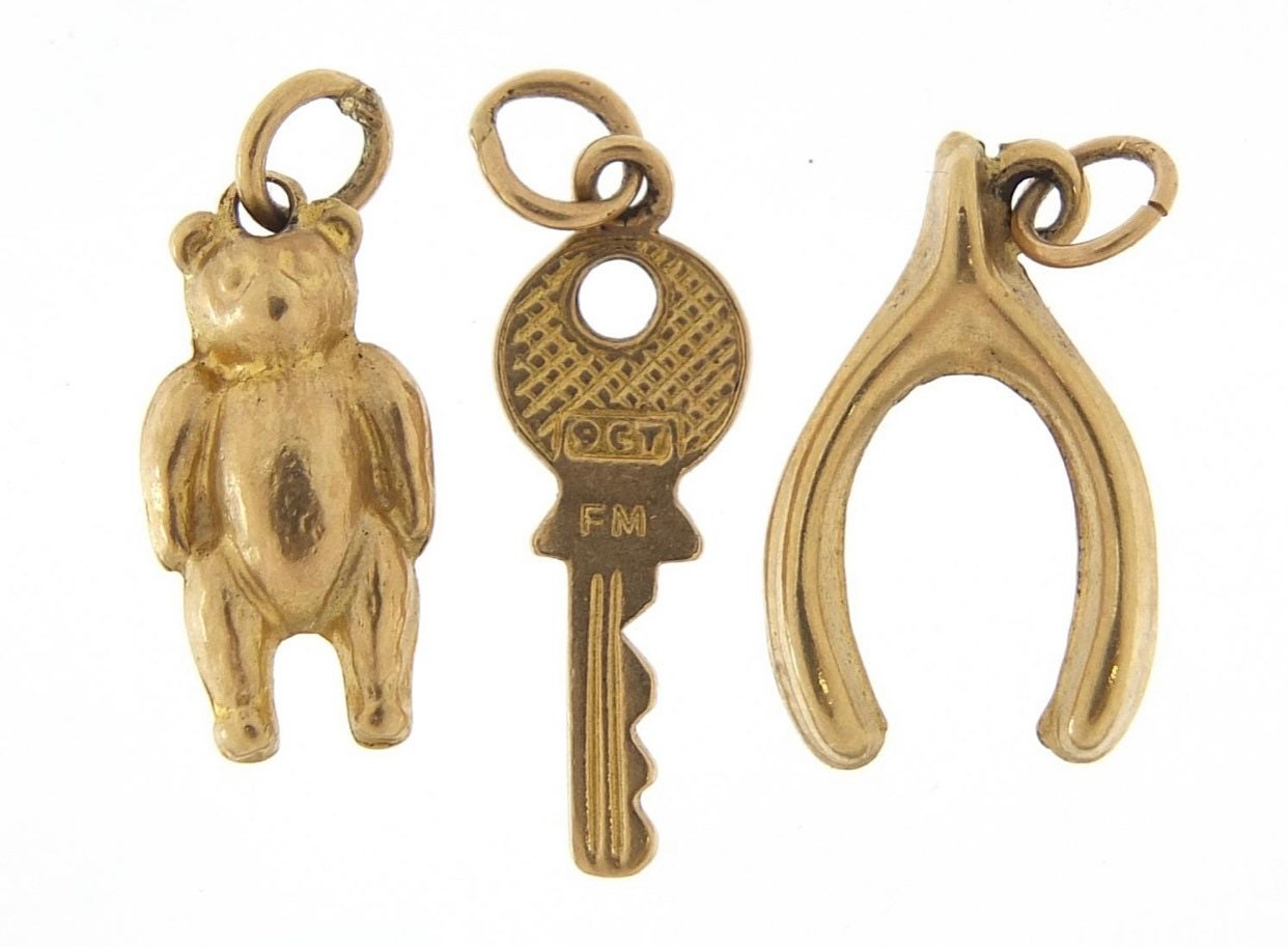 Vintage 9ct oro amarillo encantos de una espoleta, oso de peluche y llave
