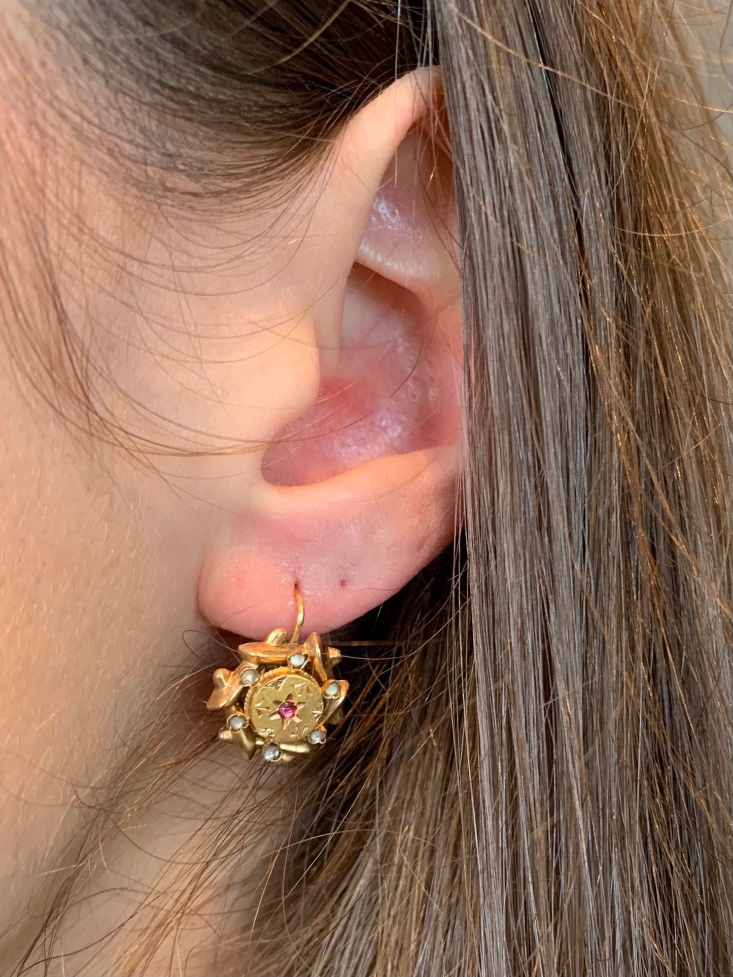 Pendientes colgantes victorianos antiguos de oro amarillo de 18 quilates con rubíes y diamantes de imitación