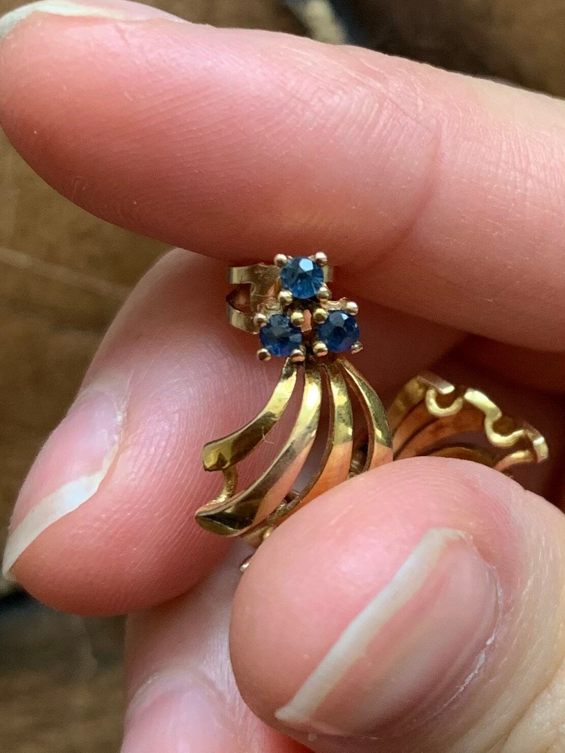 Pendientes vintage de oro de 9 quilates con zafiro azul de 0,3 quilates