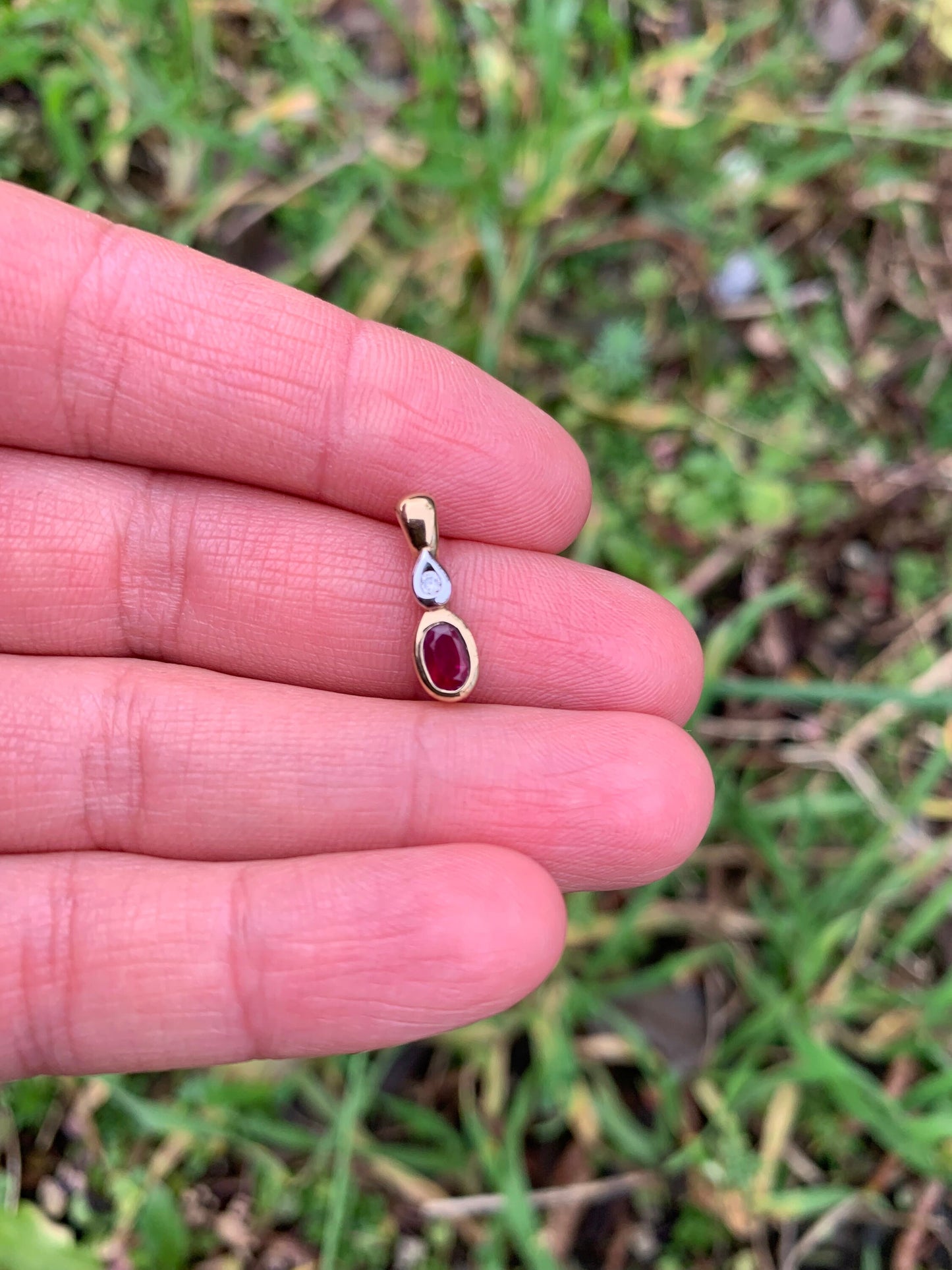 Colgante vintage de rubíes y diamantes de 0,60 engastado en oro de 9 quilates
