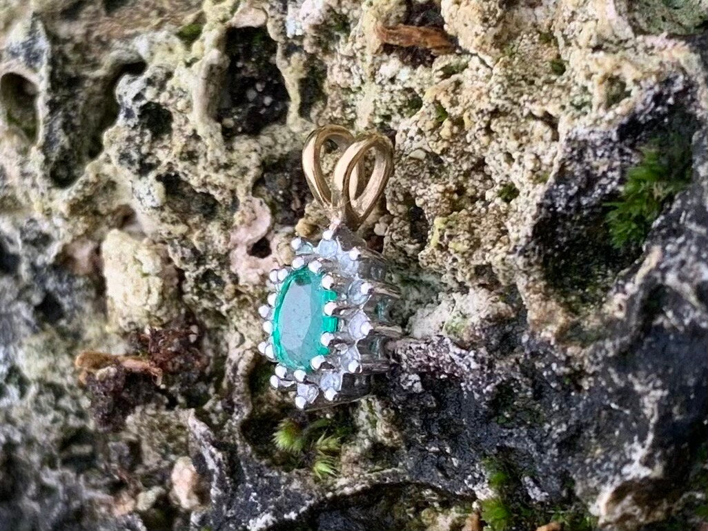 Colgante vintage de oro de 9 ct con esmeralda y diamantes de 0,40 ct