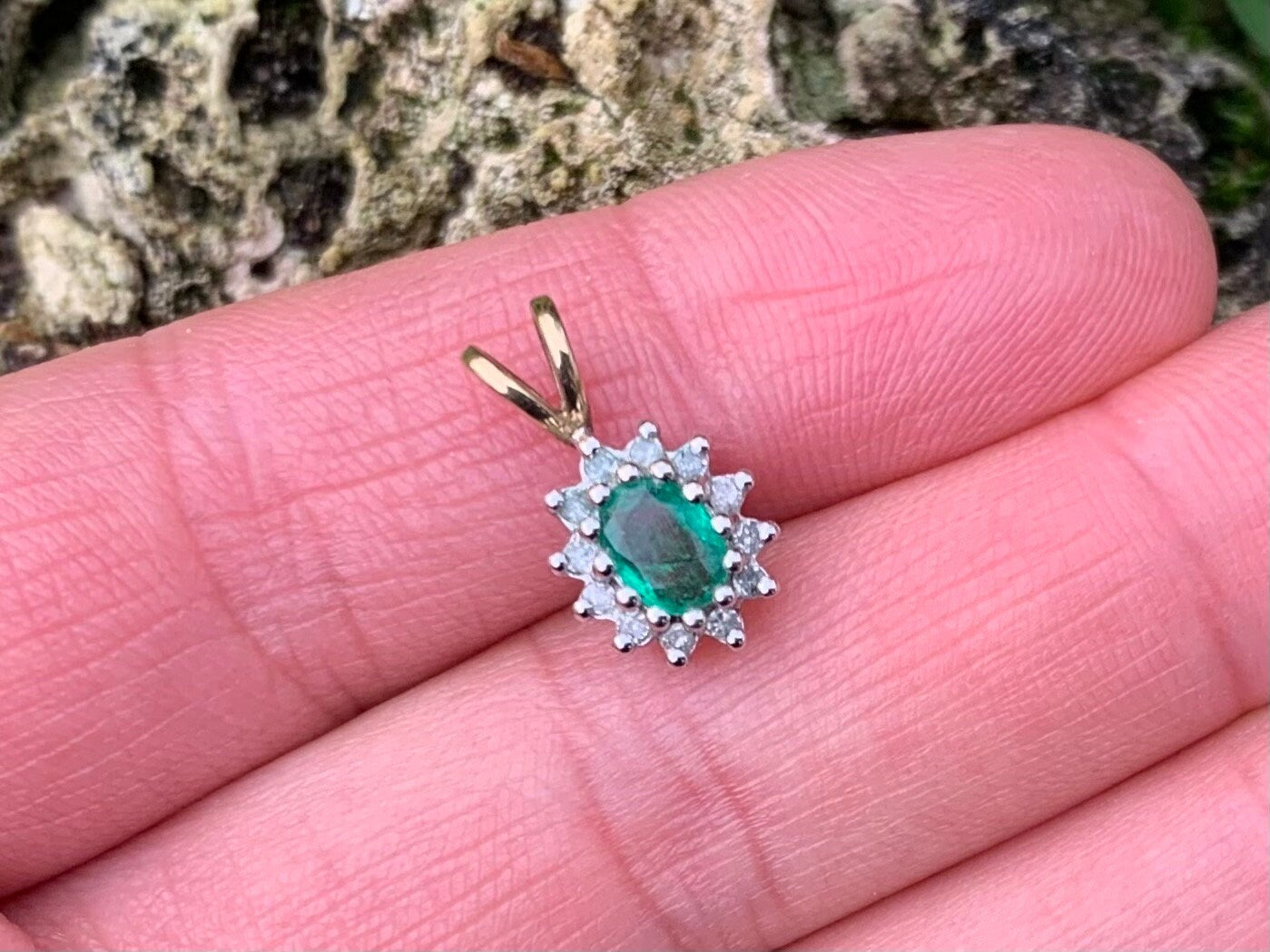 Colgante vintage de oro de 9 ct con esmeralda y diamantes de 0,40 ct