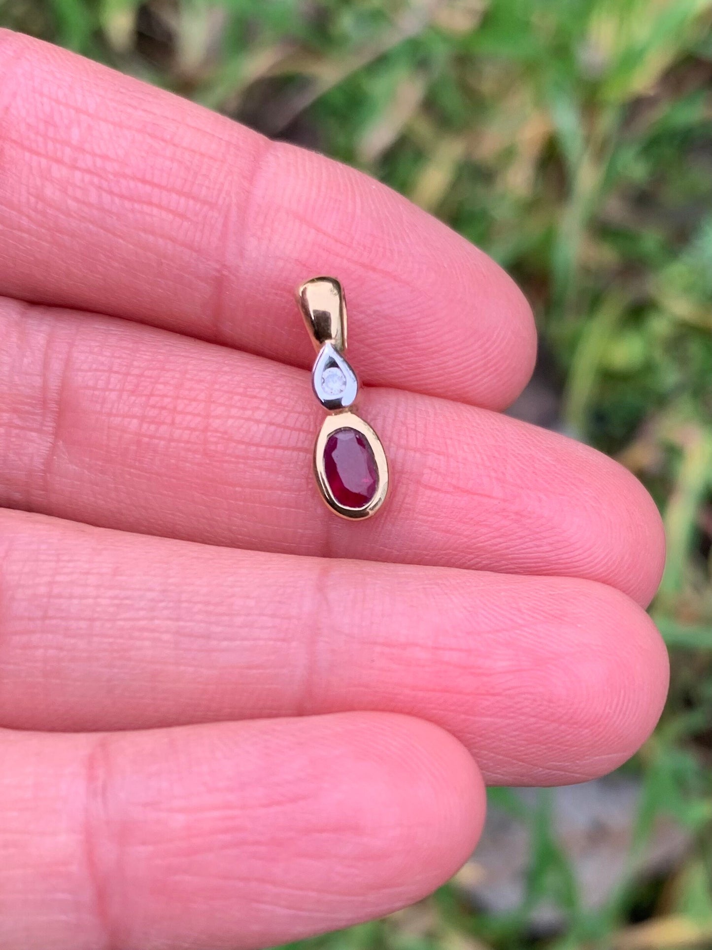 Colgante vintage de rubíes y diamantes de 0,60 engastado en oro de 9 quilates