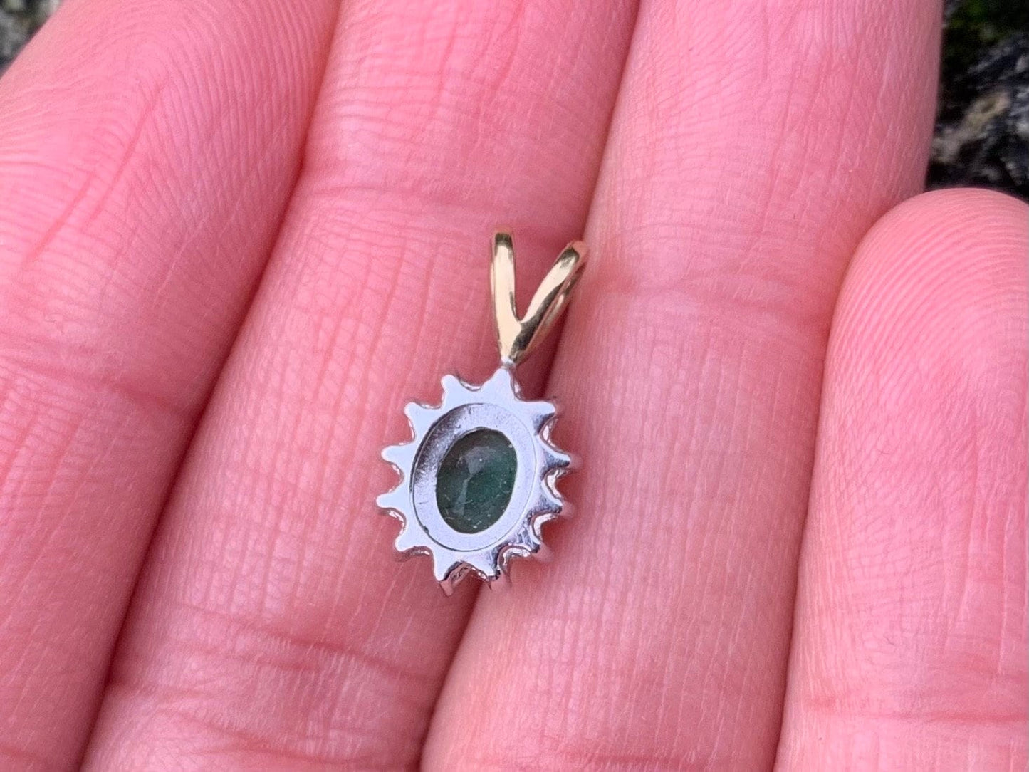 Colgante vintage de oro de 9 ct con esmeralda y diamantes de 0,40 ct
