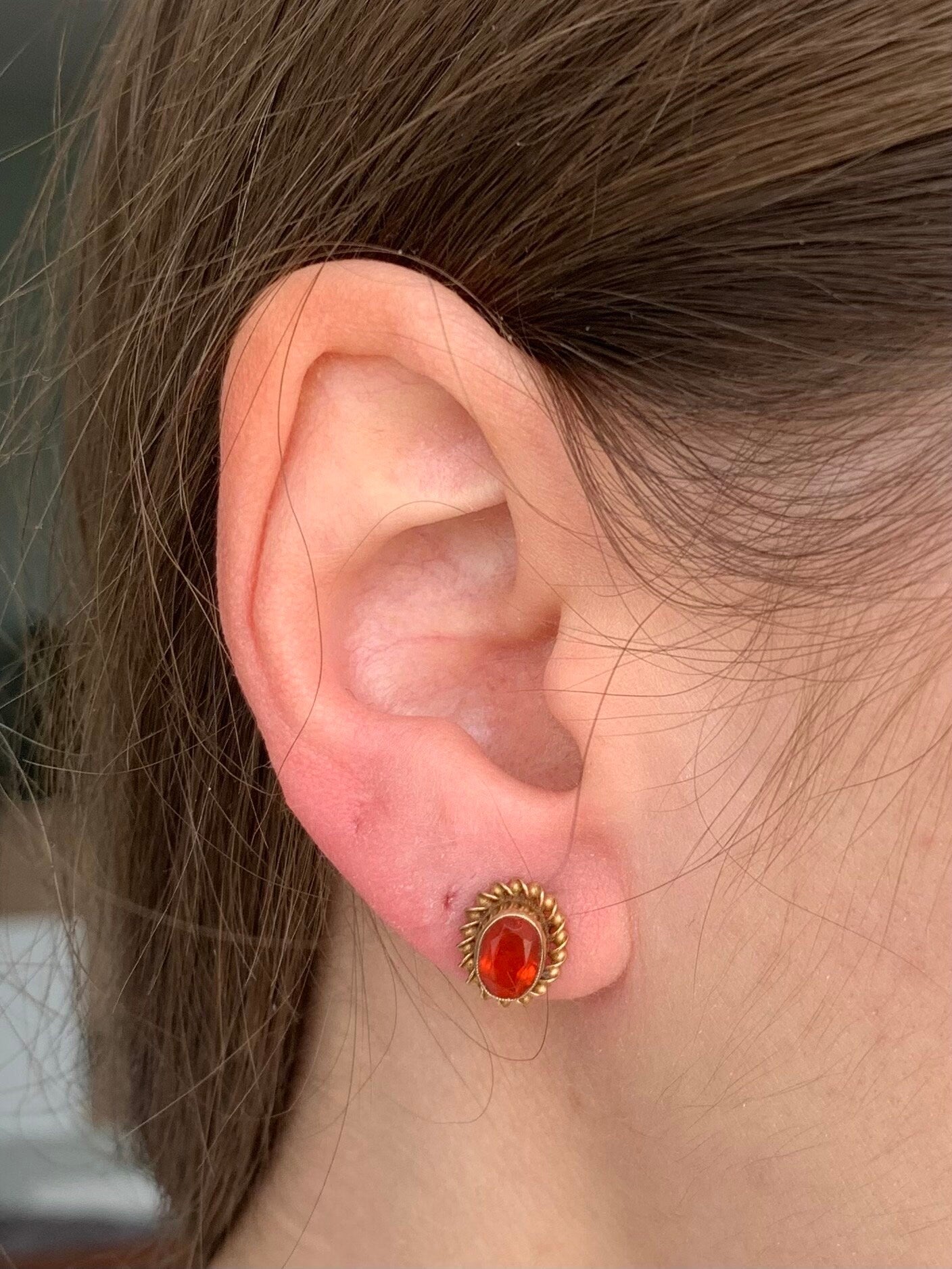 Pendientes vintage de ópalo de fuego de talla ovalada de 1 qt en oro amarillo de 9 qt