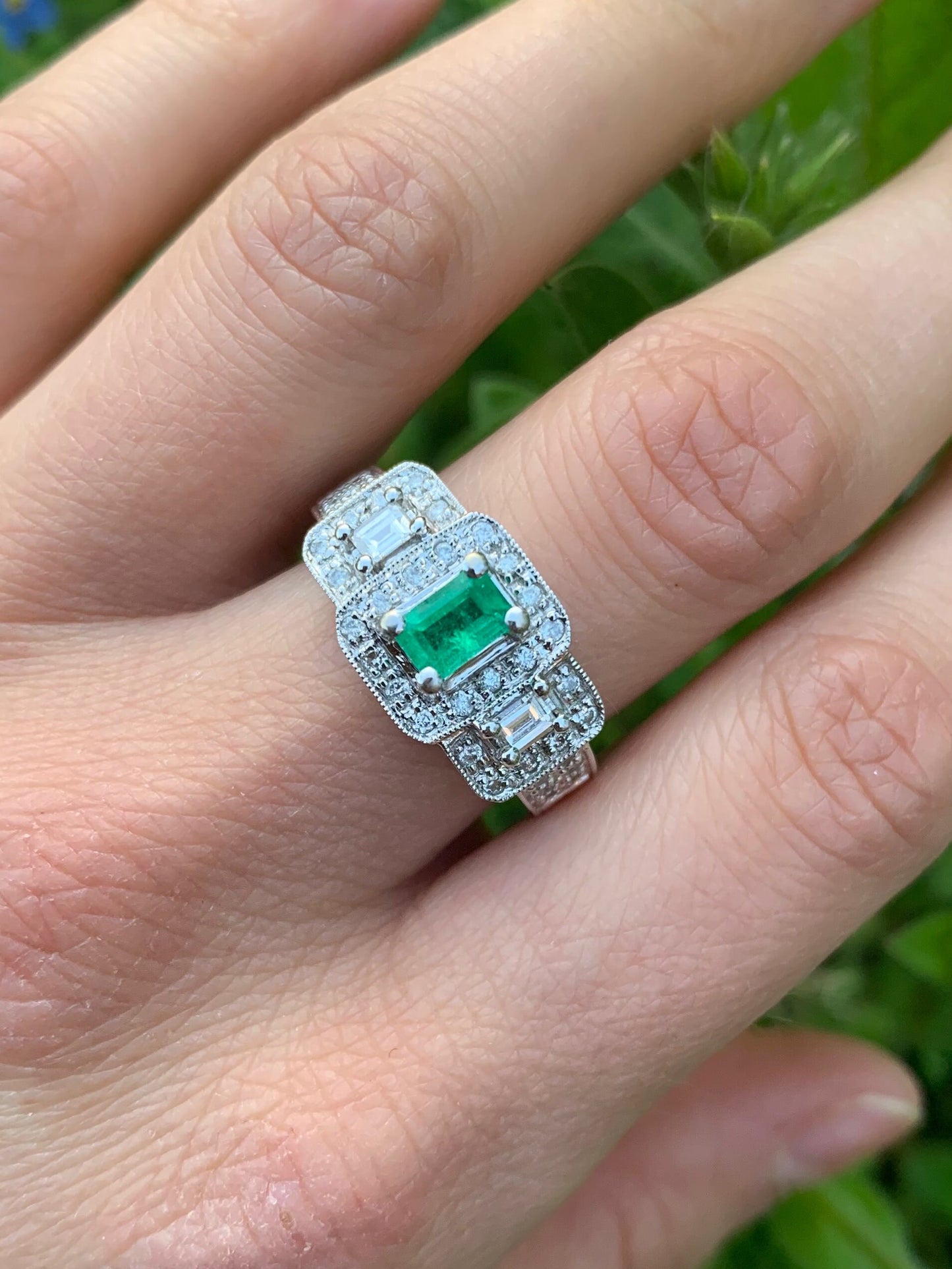 Estilo Art Déco con esmeralda de 0,50 ct y diamante de 0,60 ct engastados en oro blanco de 18 ct. Tamaño del anillo Reino Unido M, EE. UU. 6 1/4