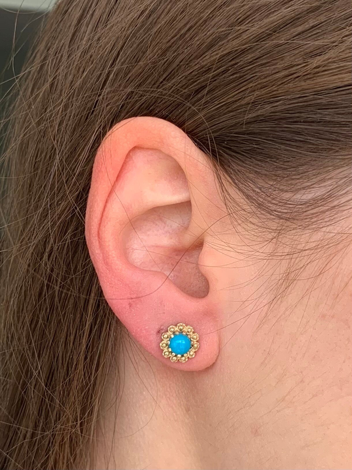Vintage redondo cabujón azul turquesa engastado en pendientes de oro amarillo de 9 quilates