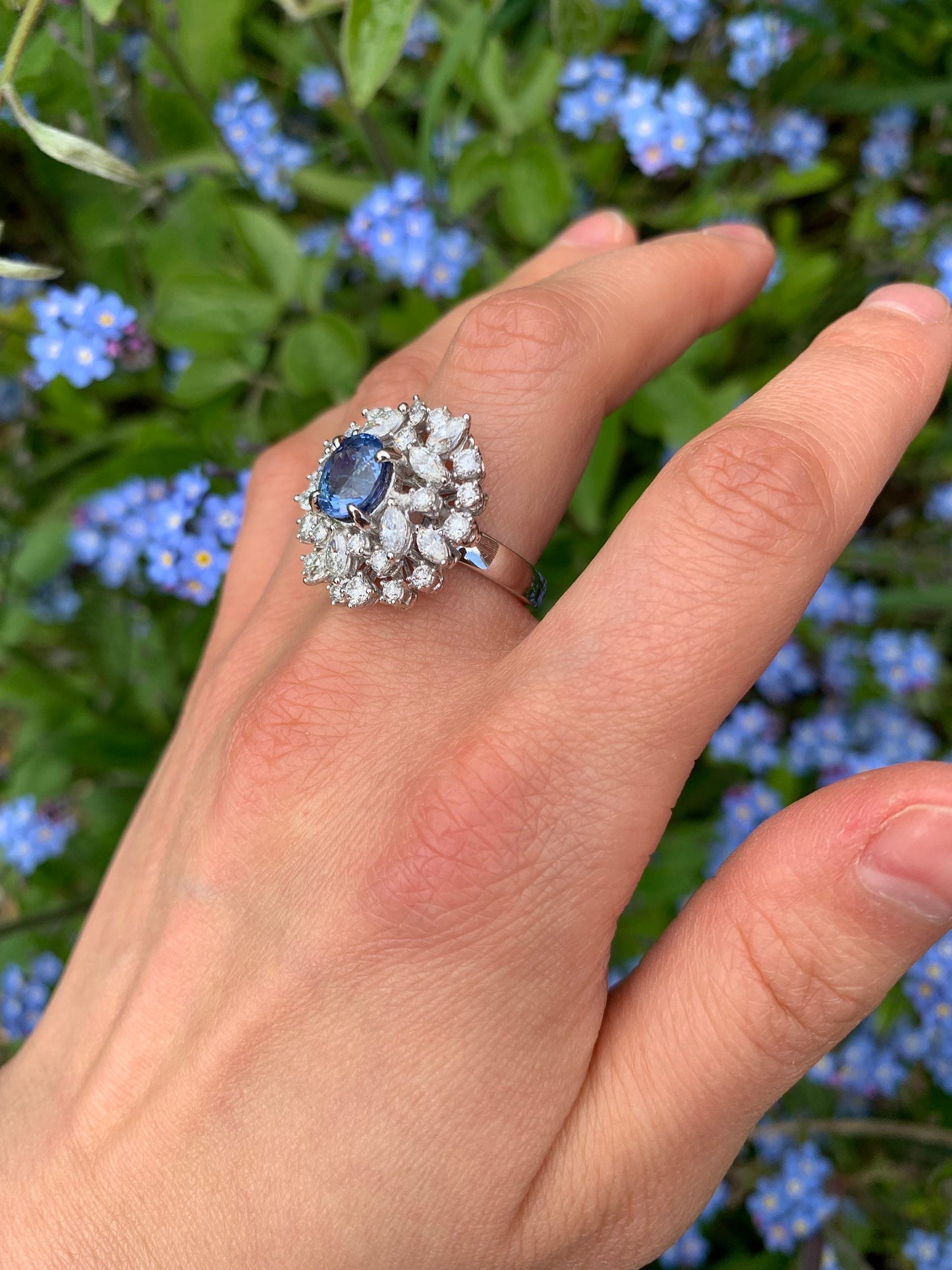 Anillo blanco de 18 quilates con diamantes de 3,00 quilates y zafiro azul de Ceilán de 2,05 quilates sin calentar certificado (9,41 g), en talla Reino Unido N, EE. UU. 6 3/4