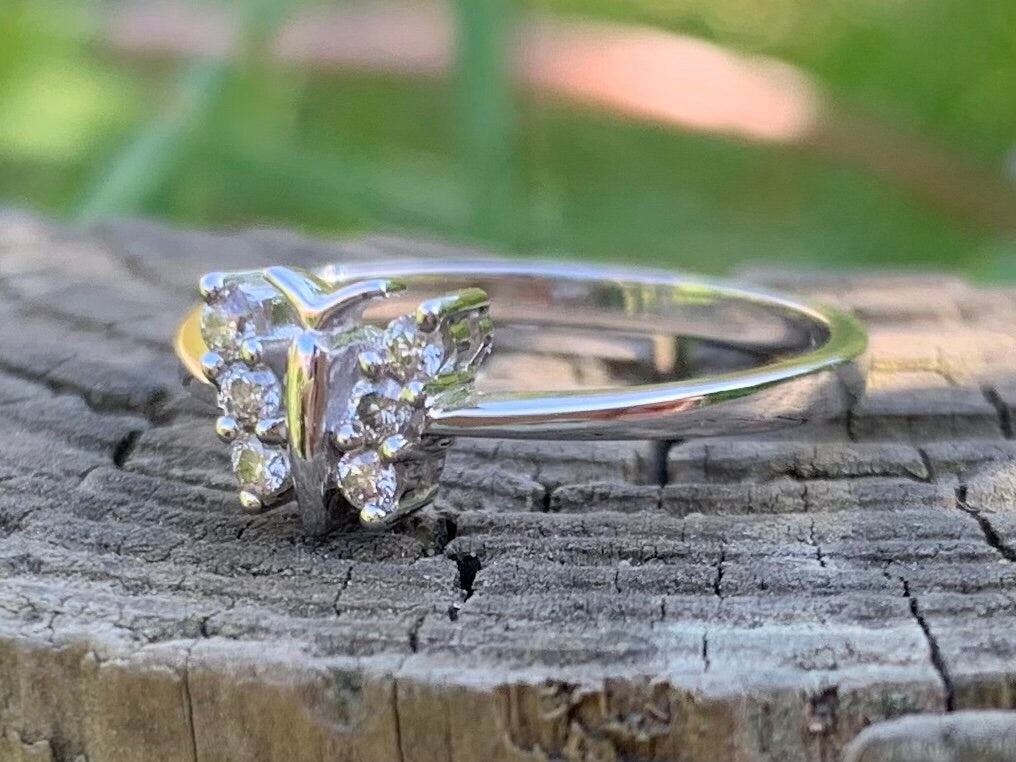 Anillo vintage con forma de mariposa de diamantes de 0,15 quilates engastado en oro blanco de 9 quilates