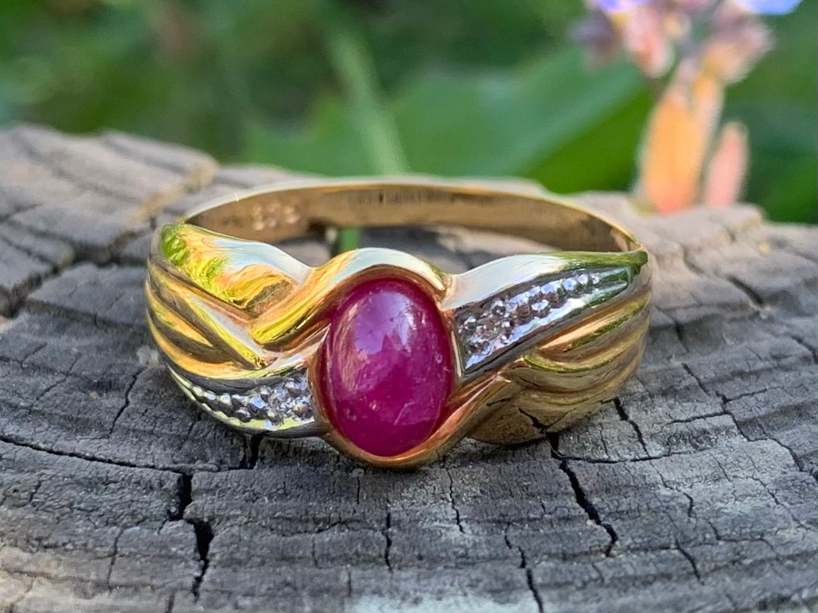 Anillos de oro de 9 quilates con cabujón ovalado de rubí, zafiro y diamantes de 0,60 quilates
