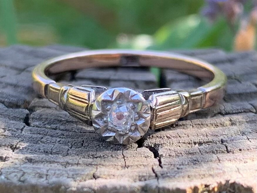 Anillo antiguo de oro de 9 quilates con solitario de diamantes talla mina antigua
