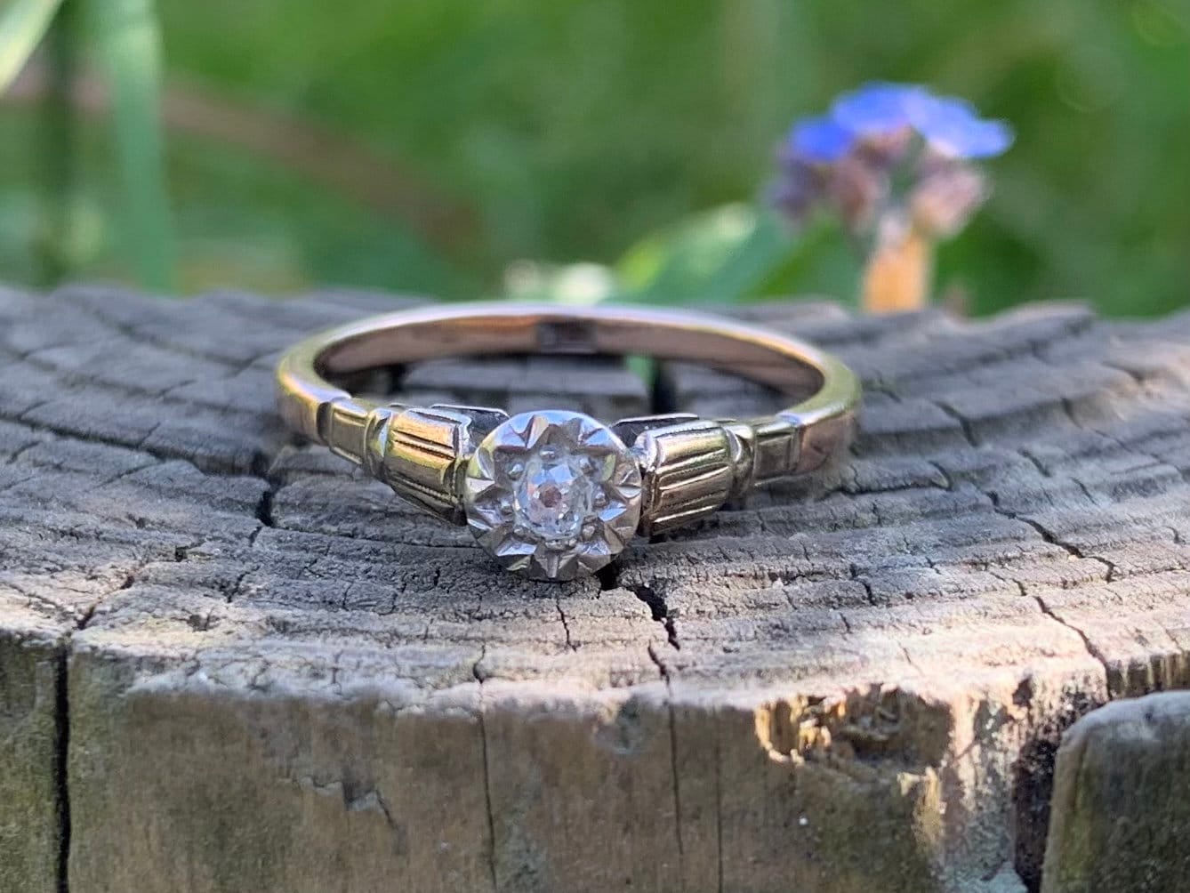 Anillo antiguo de oro de 9 quilates con solitario de diamantes talla mina antigua
