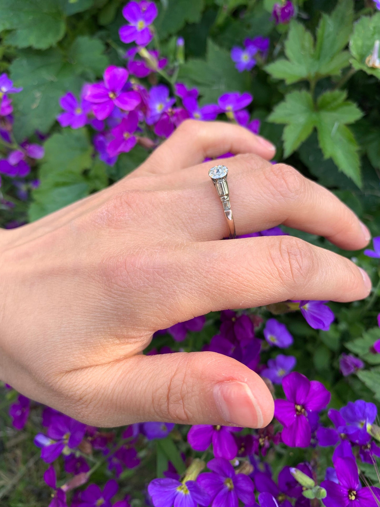 Anillo antiguo de oro de 9 quilates con solitario de diamantes talla mina antigua