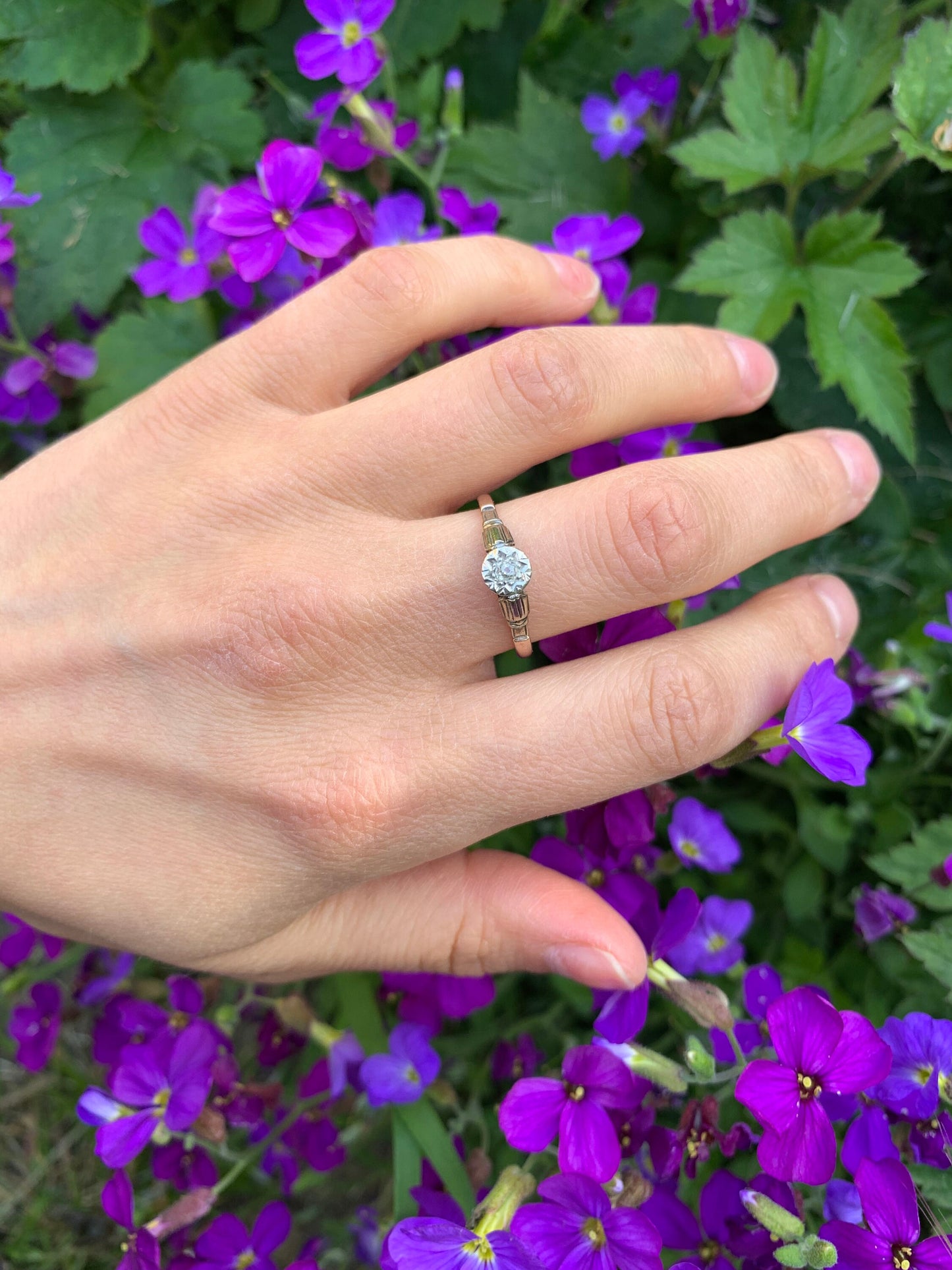 Anillo antiguo de oro de 9 quilates con solitario de diamantes talla mina antigua