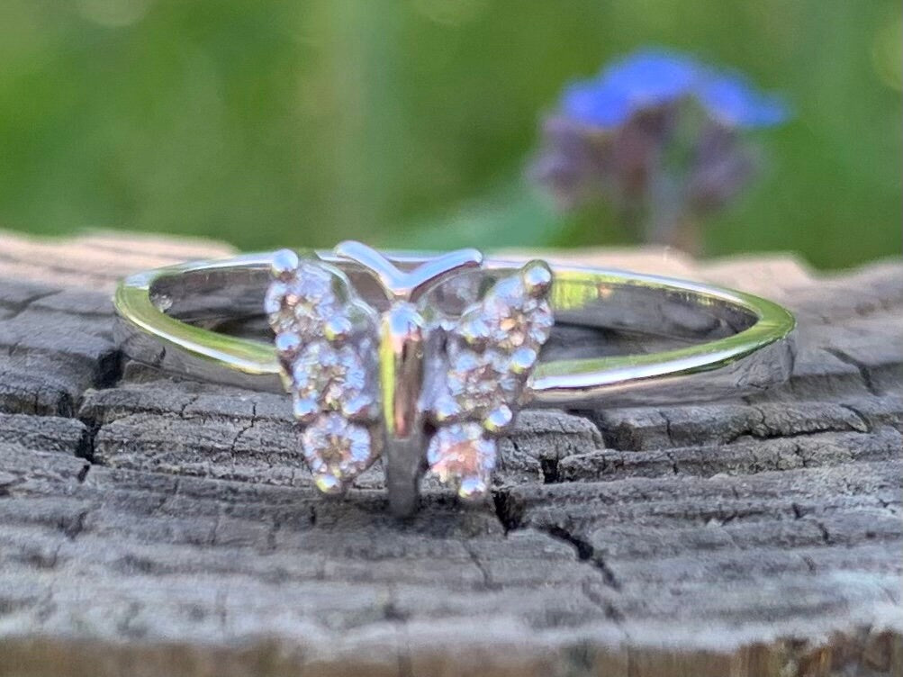 Anillo vintage con forma de mariposa de diamantes de 0,15 quilates engastado en oro blanco de 9 quilates