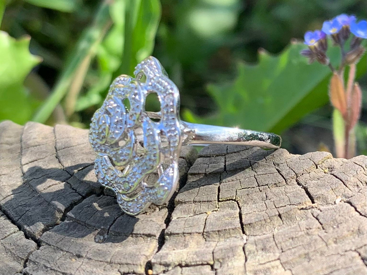 Anillo de oro blanco de 9 quilates con cabeza de flor de diamante vintage