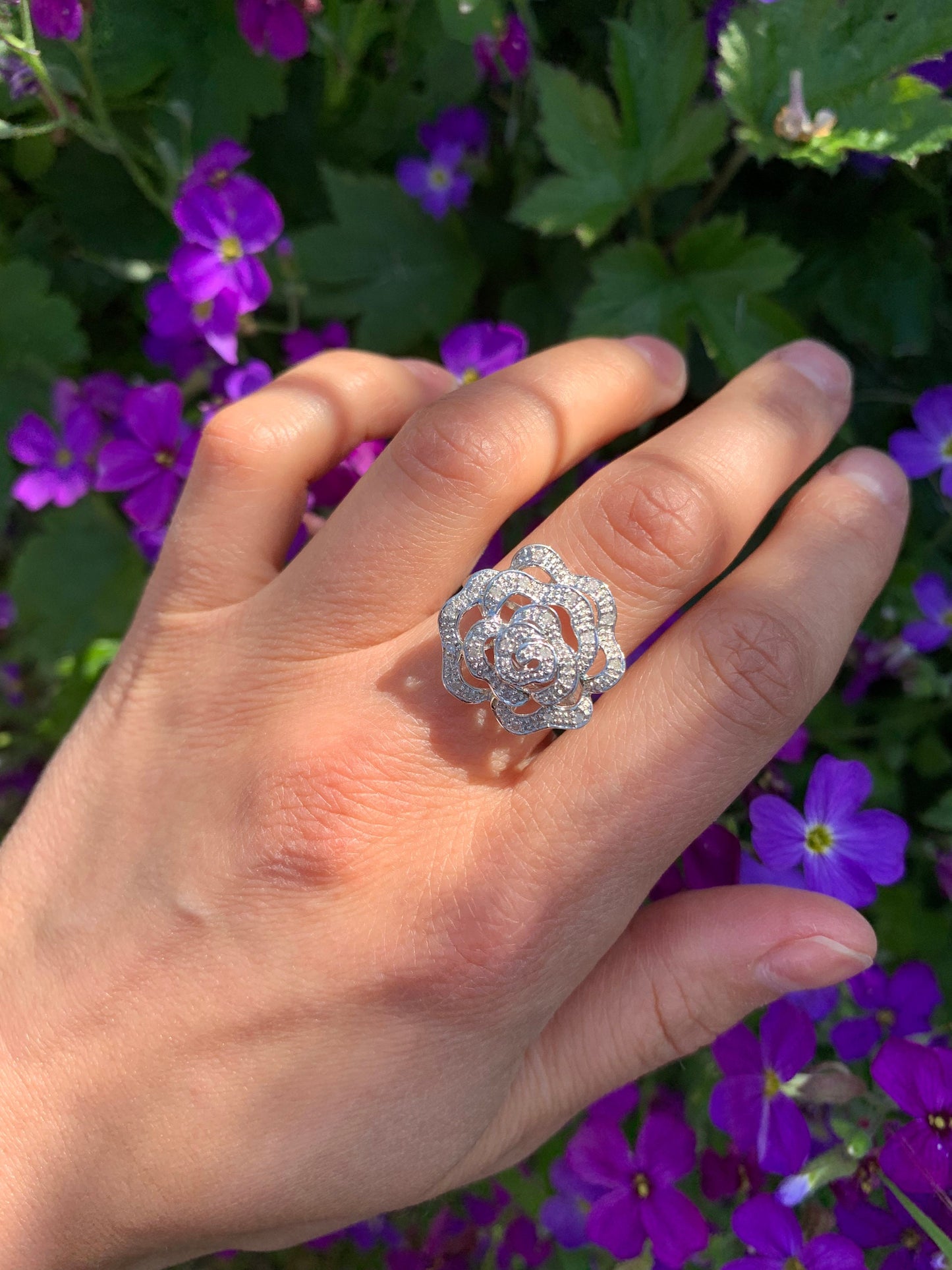 Anillo de oro blanco de 9 quilates con cabeza de flor de diamante vintage