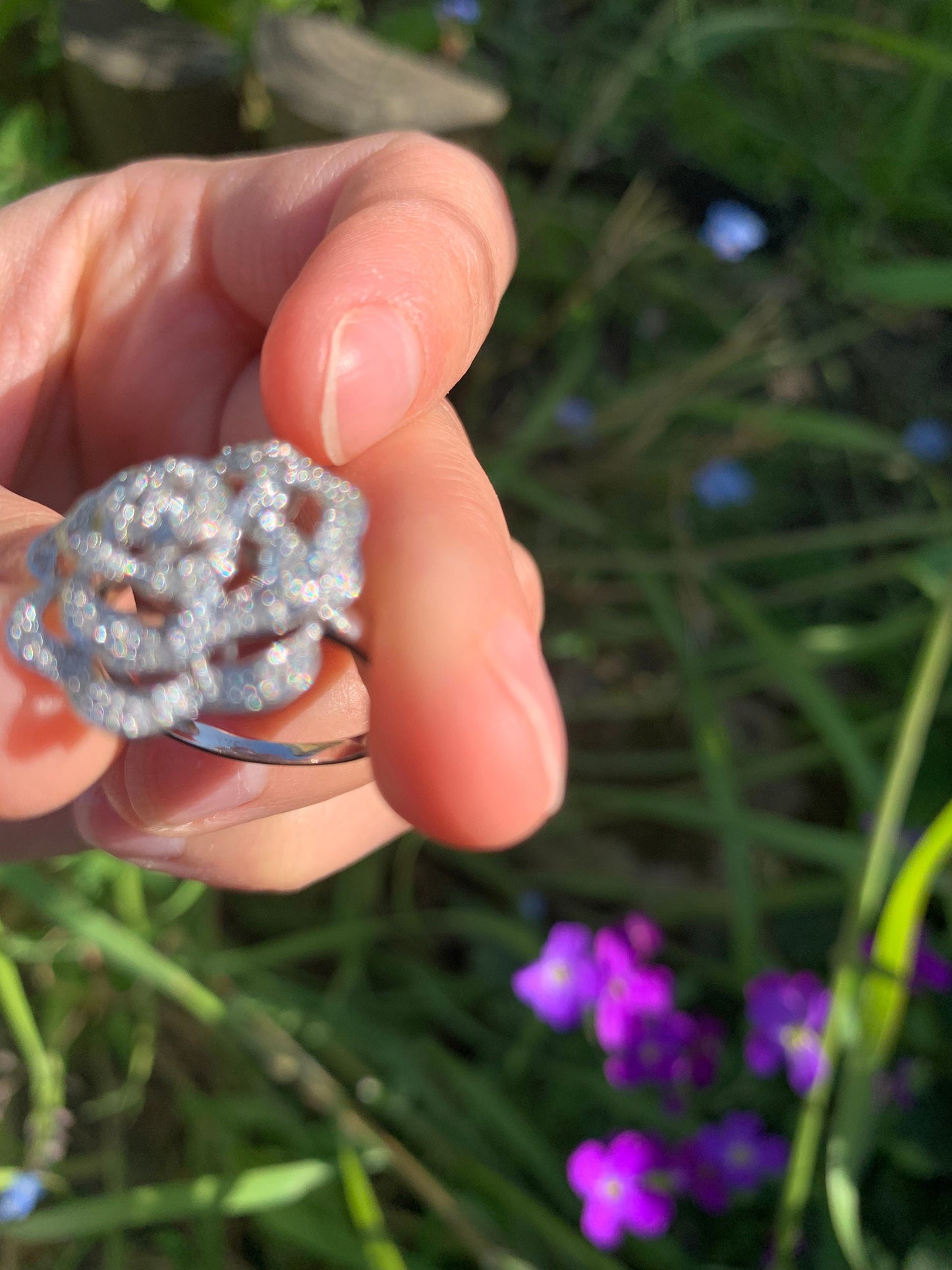 Anillo de oro blanco de 9 quilates con cabeza de flor de diamante vintage