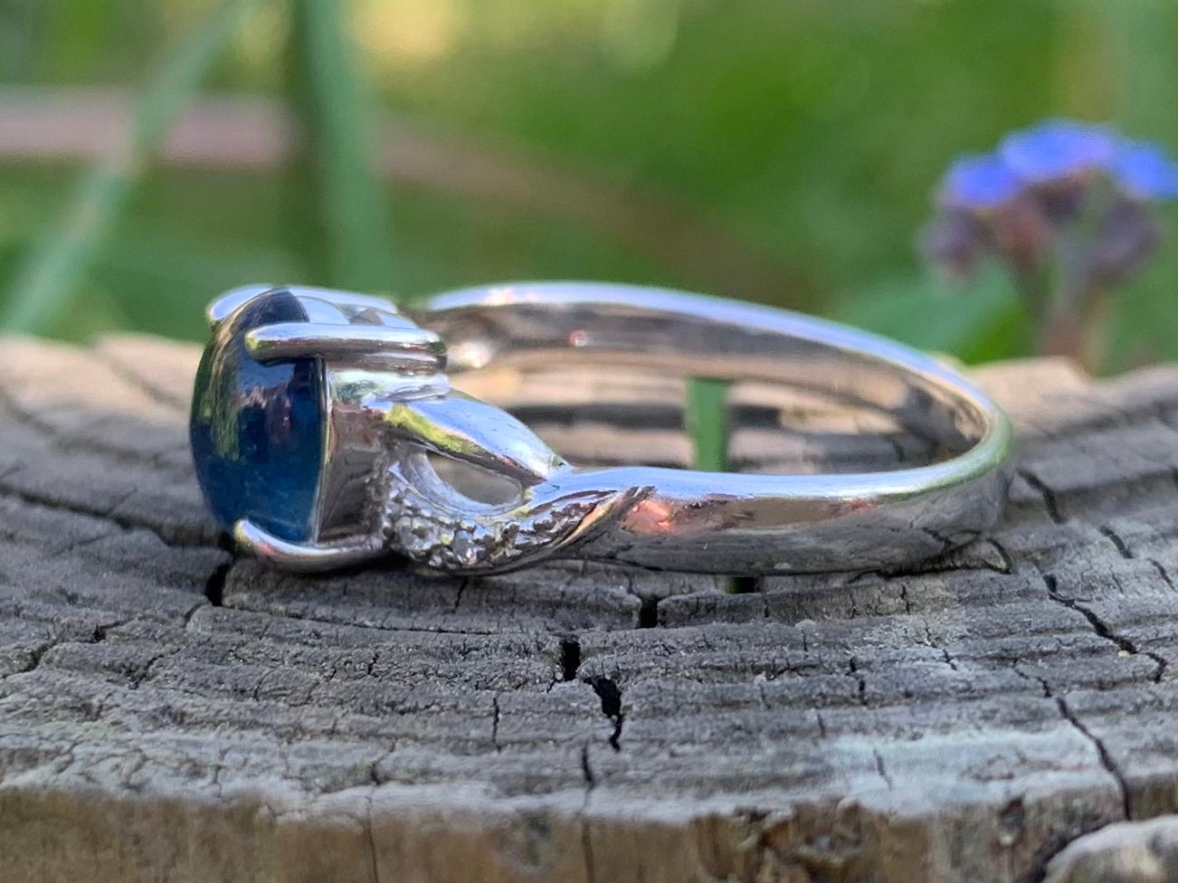 Anillo de diamantes y zafiro azul con cabujón ovalado de 1 ct de segunda mano en oro blanco de 9 ct