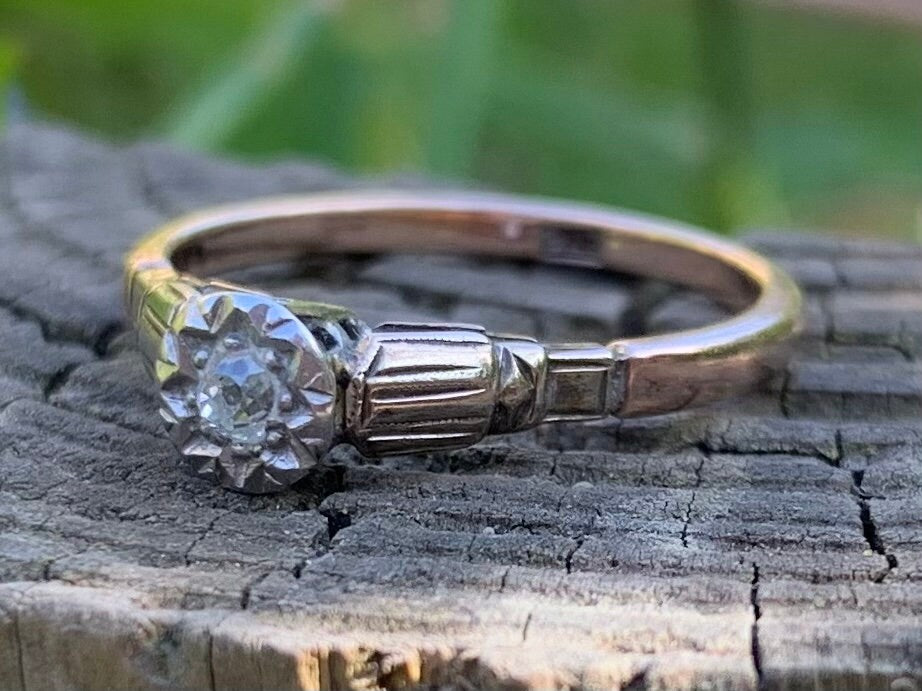 Anillo antiguo de oro de 9 quilates con solitario de diamantes talla mina antigua