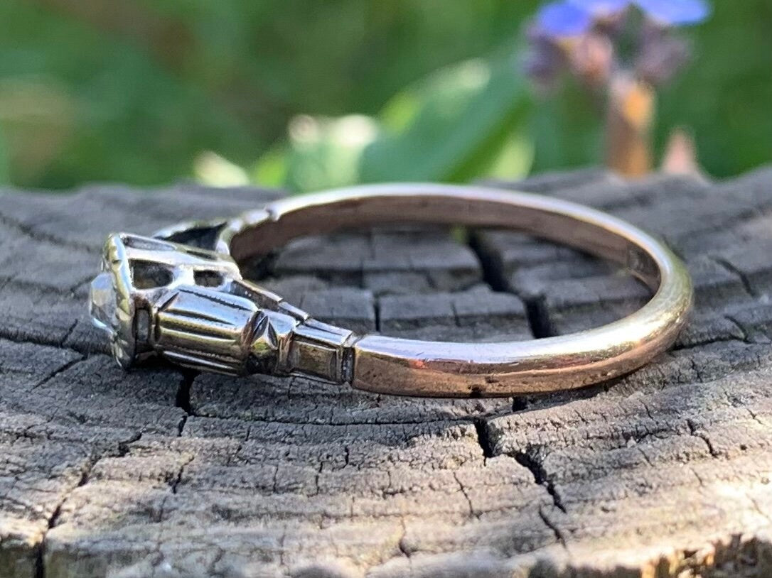 Anillo antiguo de oro de 9 quilates con solitario de diamantes talla mina antigua