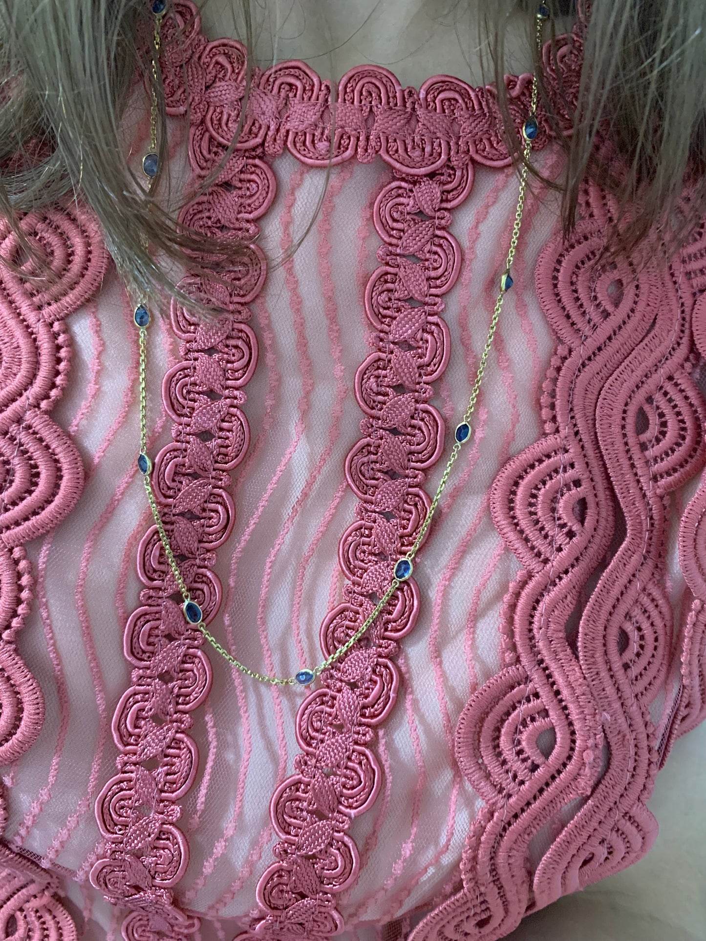 Collar de oro amarillo de 9 quilates con zafiro ovalado de 6 quilates estimado vintage