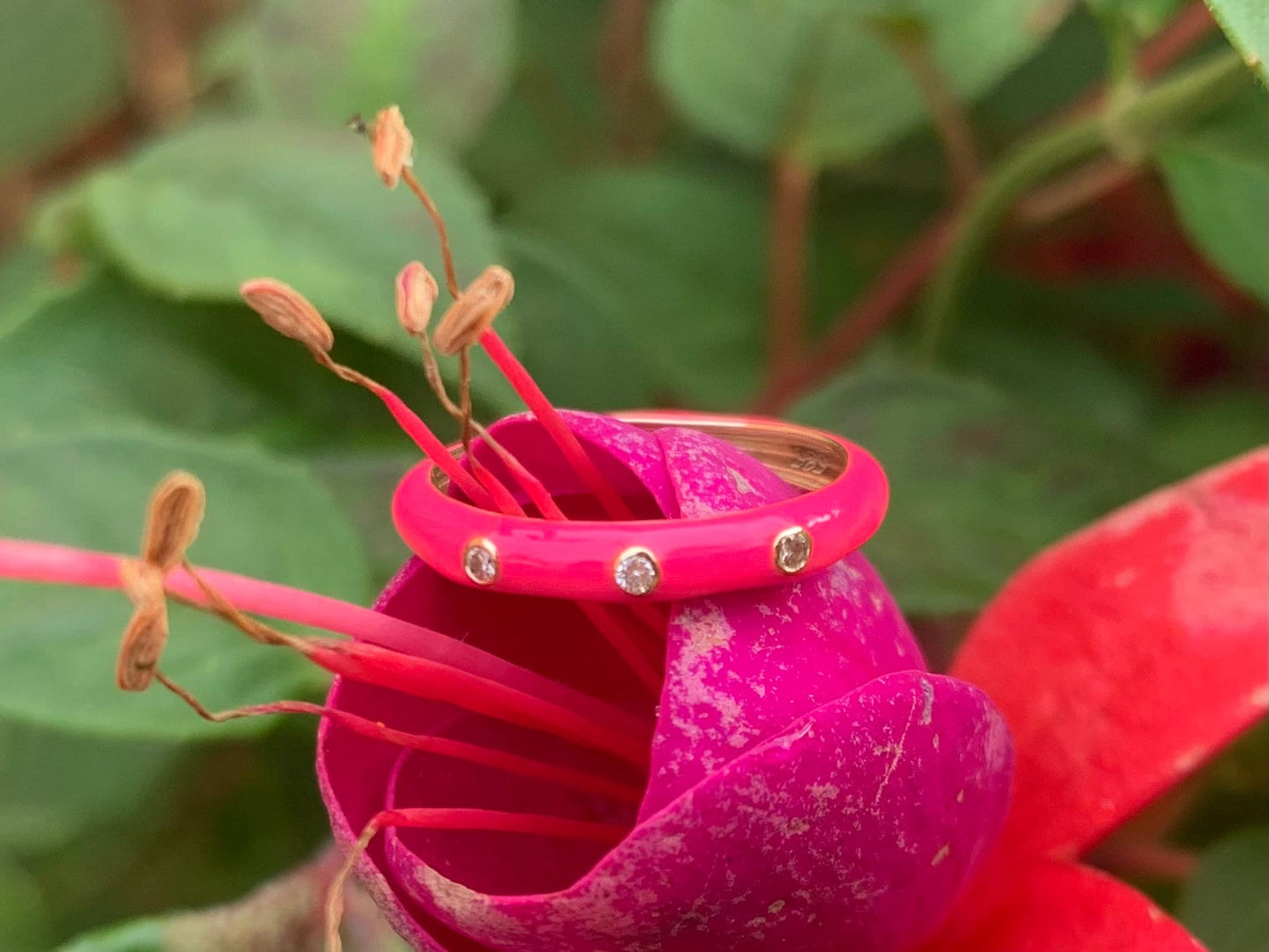 Anillo de segunda mano en oro de 14 quilates con diamantes y esmalte rosa, talla F