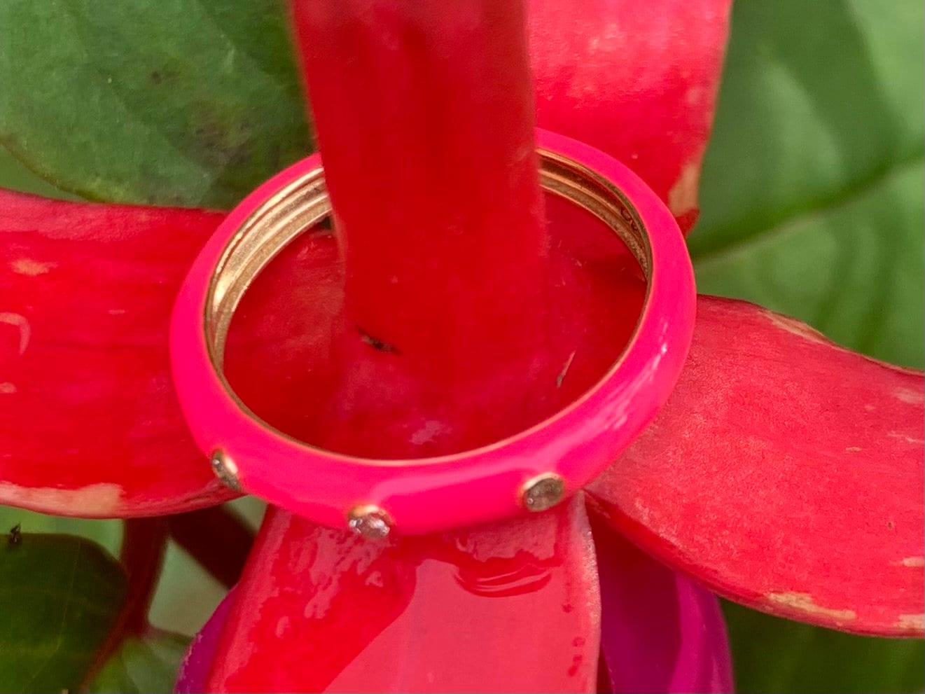 Anillo de segunda mano en oro de 14 quilates con diamantes y esmalte rosa, talla F