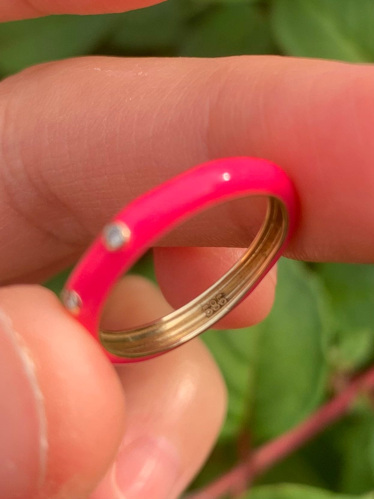 Anillo de segunda mano en oro de 14 quilates con diamantes y esmalte rosa, talla F