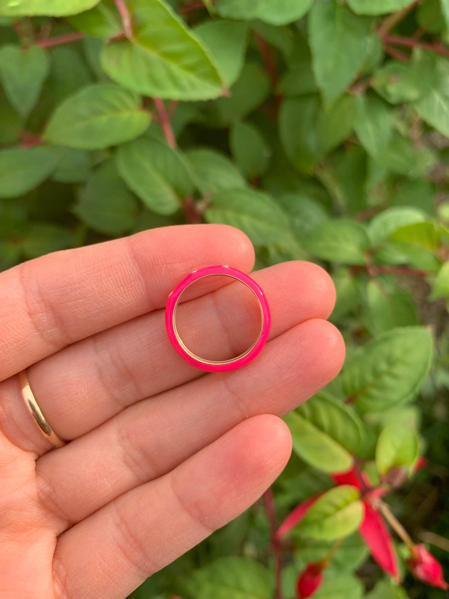 Anillo de segunda mano en oro de 14 quilates con diamantes y esmalte rosa, talla F