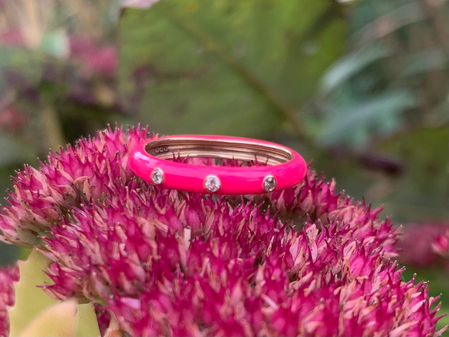 Anillo de segunda mano en oro de 14 quilates con diamantes y esmalte rosa, talla F