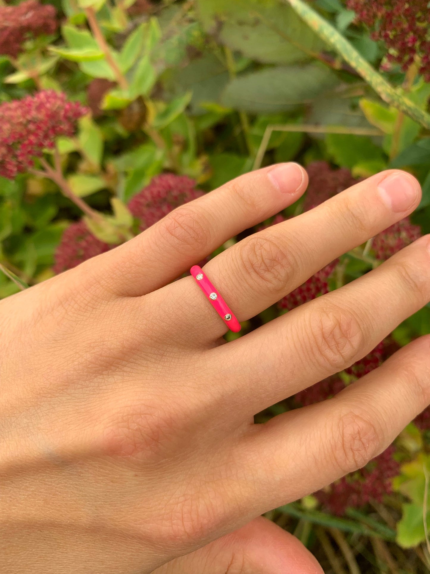 Anillo de segunda mano en oro de 14 quilates con diamantes y esmalte rosa, talla F