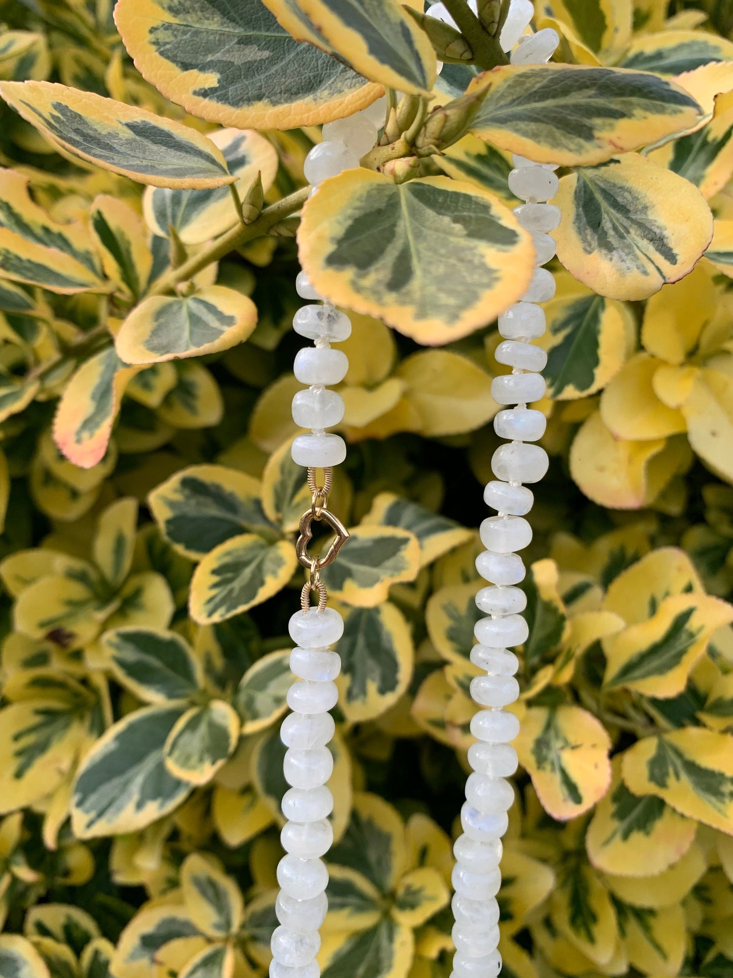 Collar de cuentas con conector de corazón de bucles abiertos de oro de 18 quilates con piedra lunar arcoíris natural