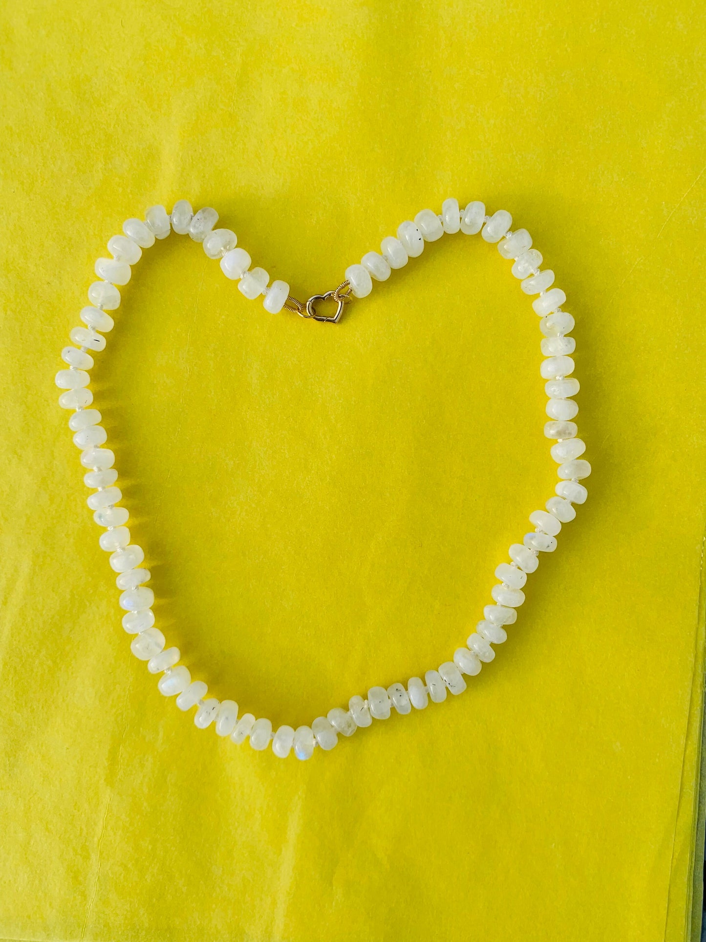 Collar de cuentas con conector de corazón de bucles abiertos de oro de 18 quilates con piedra lunar arcoíris natural